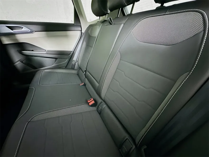 2025 Volkswagen Taos SE photo 1