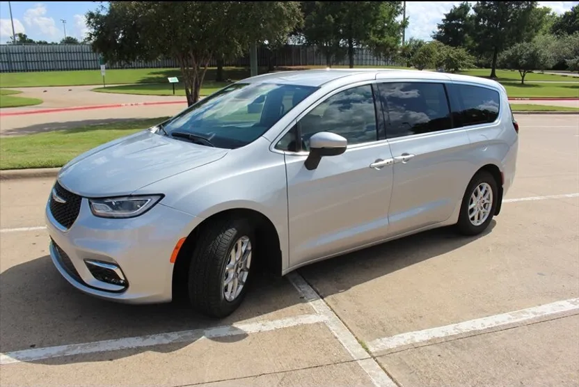 2023 Chrysler Pacifica Touring photo 1
