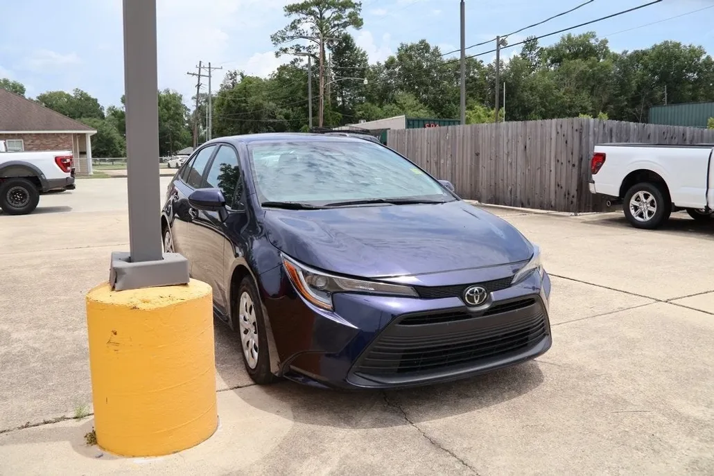 2024 Toyota Corolla LE photo 1