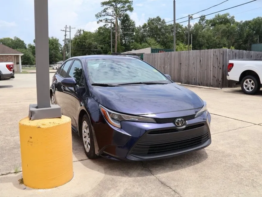 2024 Toyota Corolla LE photo 1
