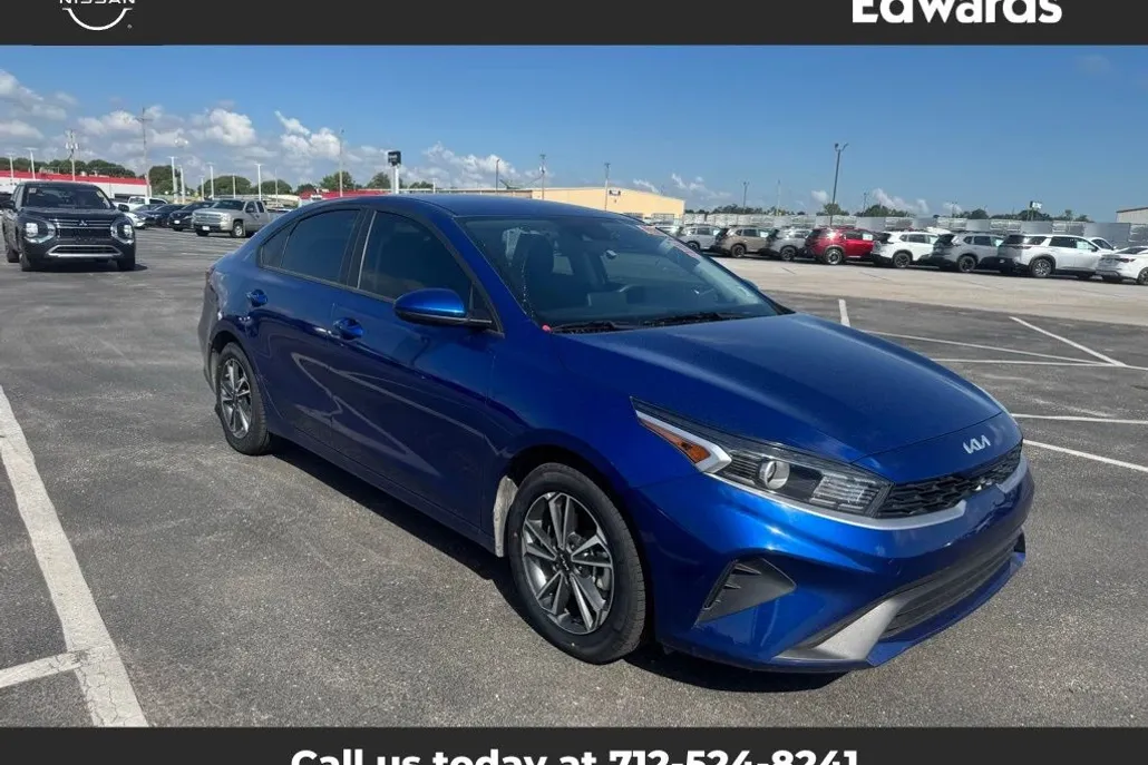 2023 Kia Forte LXS photo 1