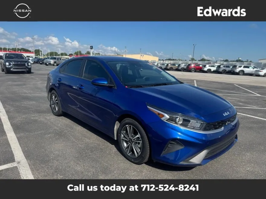2023 Kia Forte LXS photo 1