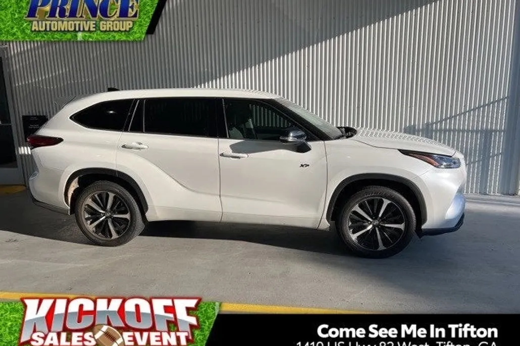 2022 Toyota Highlander LE photo 1