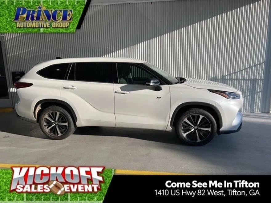 2022 Toyota Highlander LE photo 1