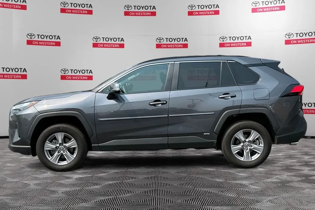 2023 Toyota RAV4 Hybrid LE photo 1