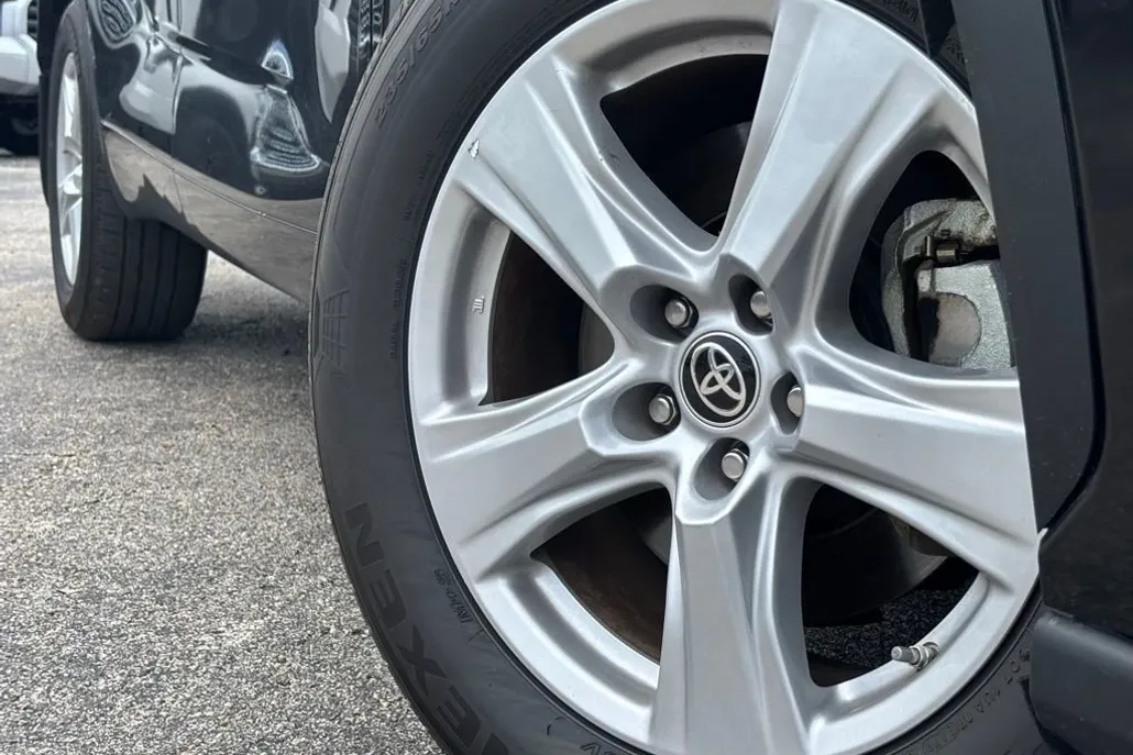 2023 Toyota Highlander LE photo 1