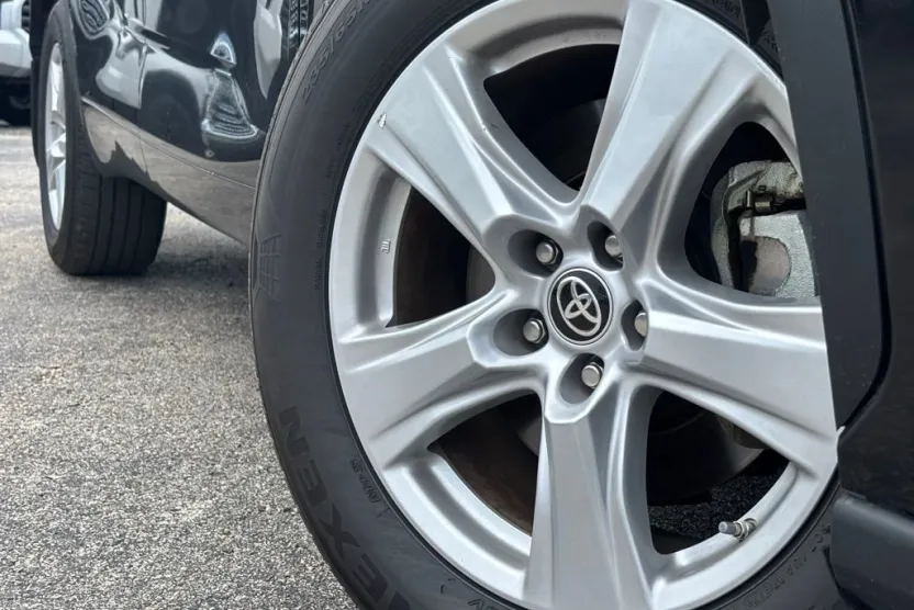 2023 Toyota Highlander LE photo 1