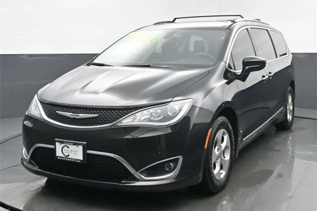 2017 Chrysler Pacifica Plus photo 1