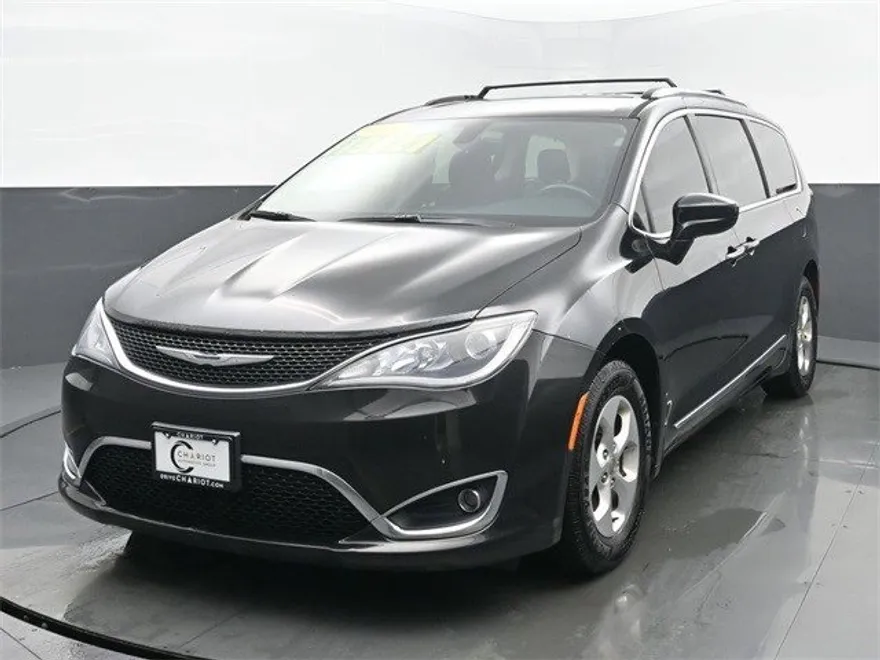2017 Chrysler Pacifica Plus photo 1