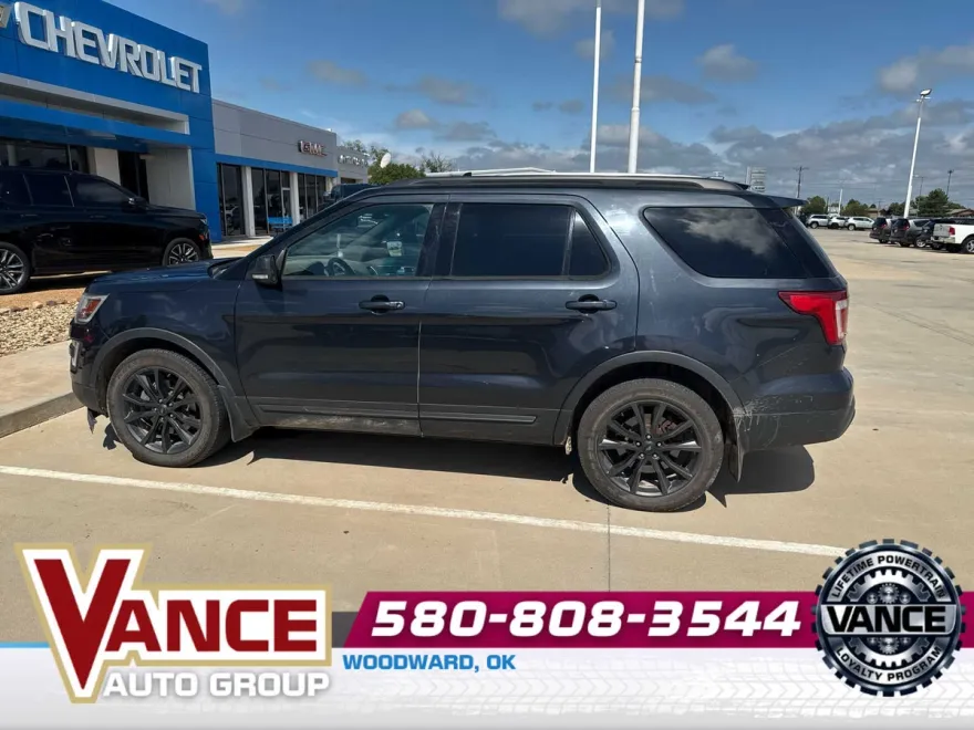 2017 Ford Explorer XLT photo 1