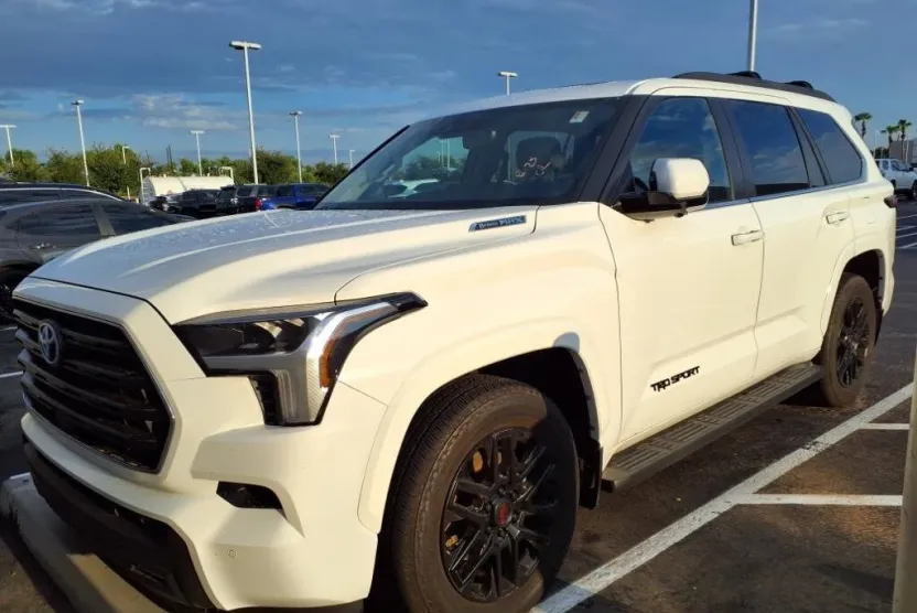 2024 Toyota Sequoia SR5 photo 1