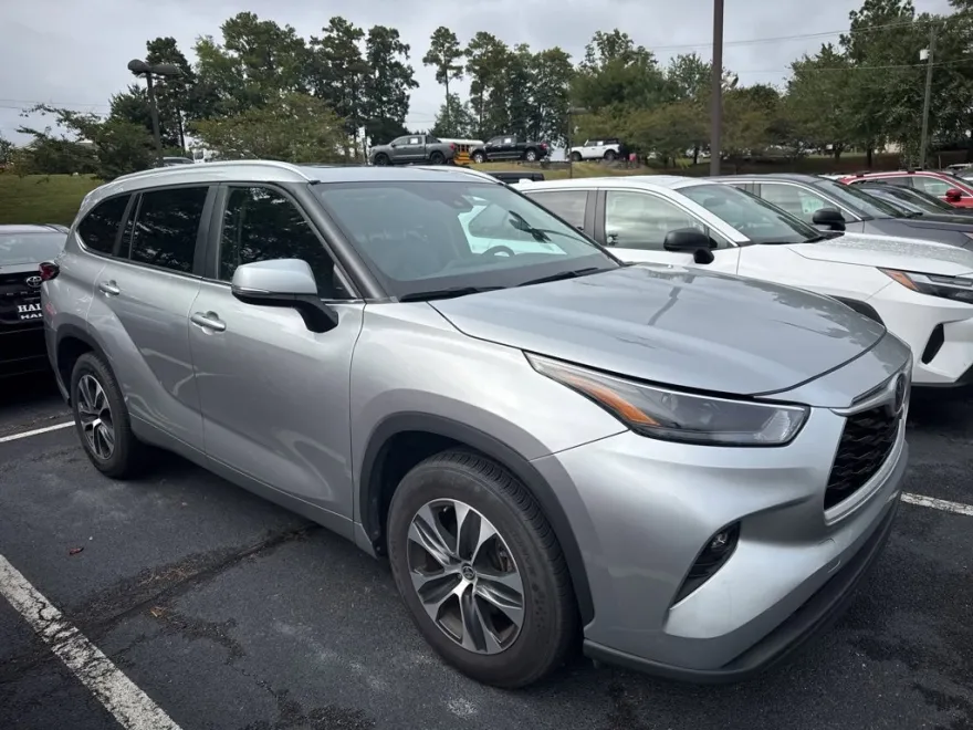 2023 Toyota Highlander XLE photo 1
