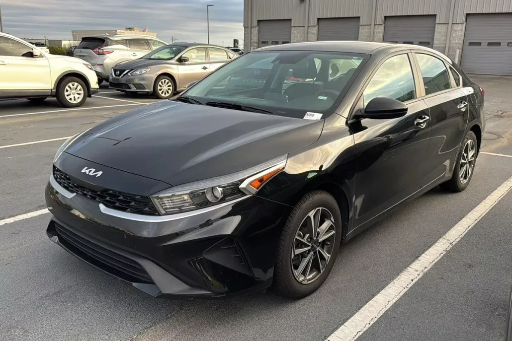 2023 Kia Forte LXS photo 1