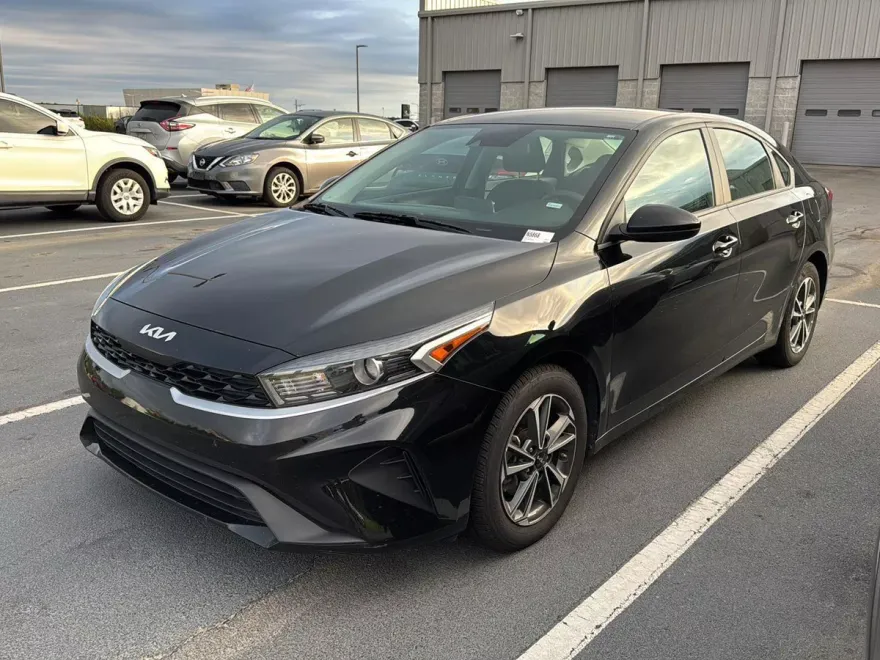 2023 Kia Forte LXS photo 1