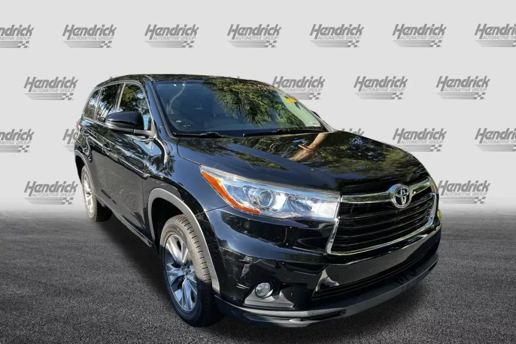 2015 Toyota Highlander LE photo 1
