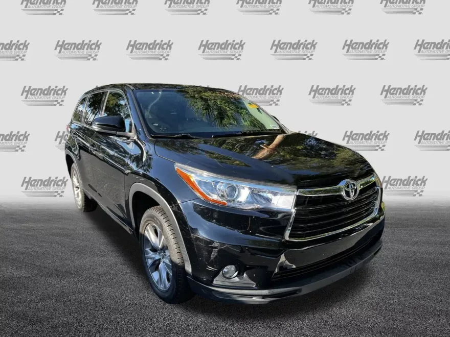 2015 Toyota Highlander LE photo 1