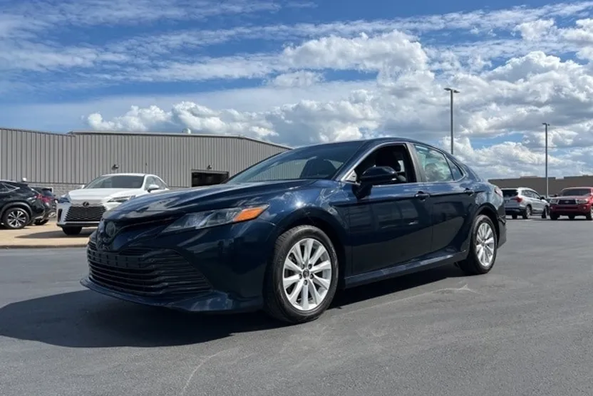 2018 Toyota Camry LE photo 1