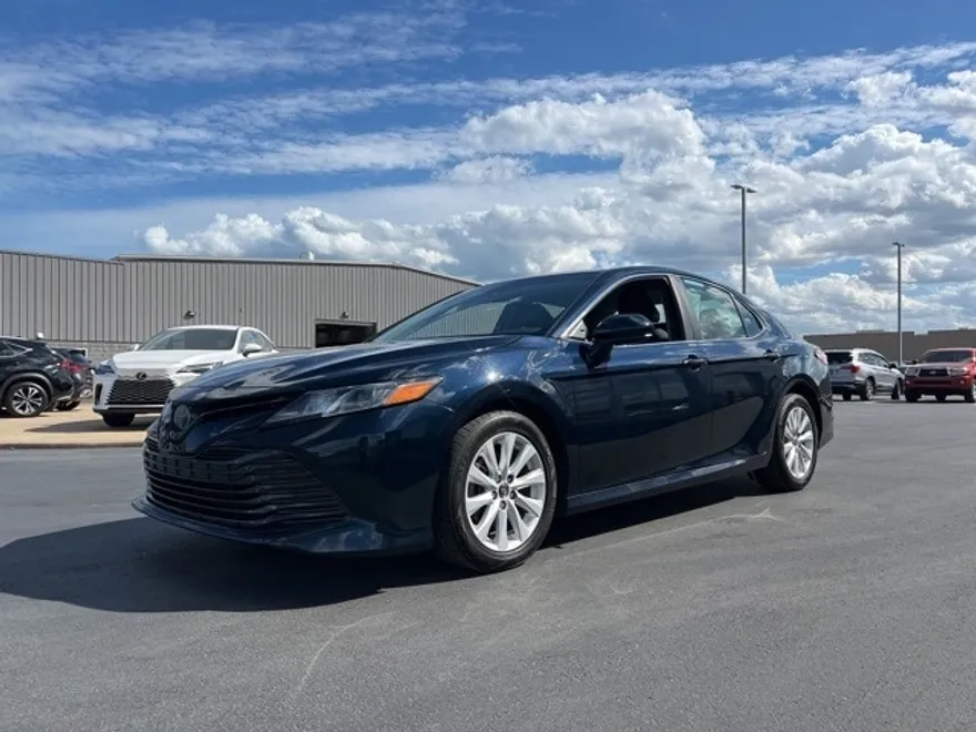 2018 Toyota Camry LE photo 1