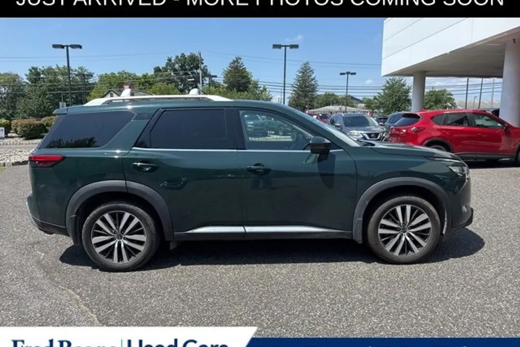 2022 Nissan Pathfinder Platinum photo 1