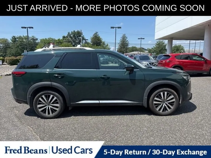 2022 Nissan Pathfinder Platinum photo 1