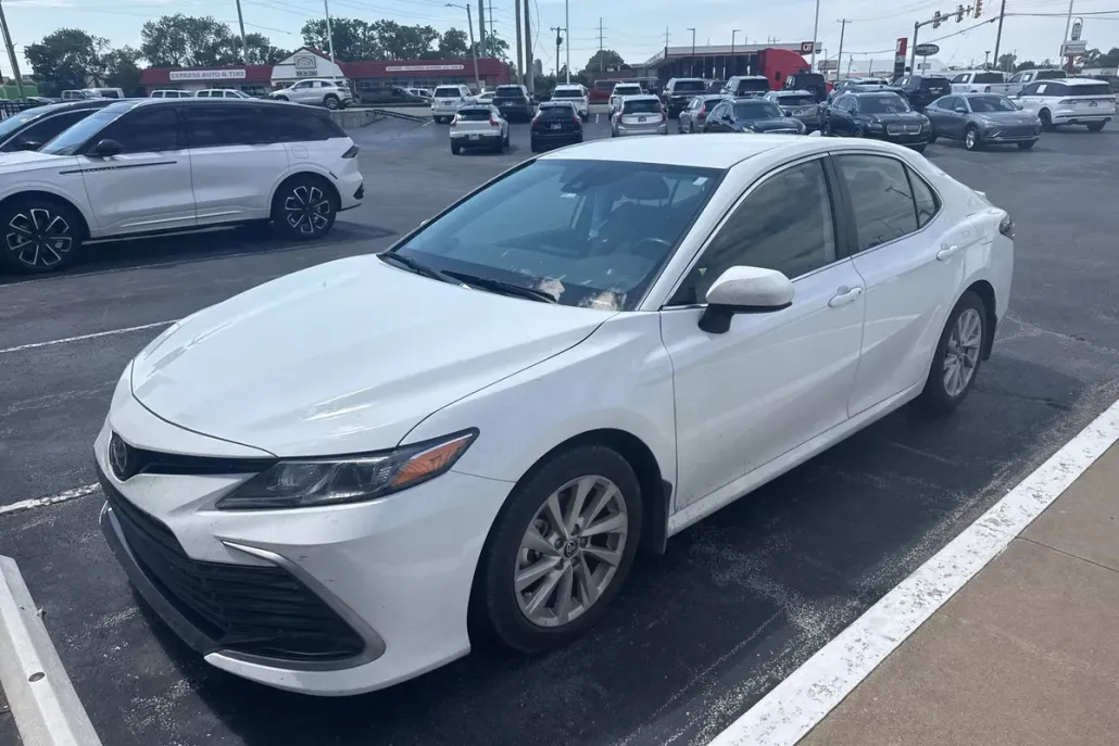 2023 Toyota Camry LE photo 1
