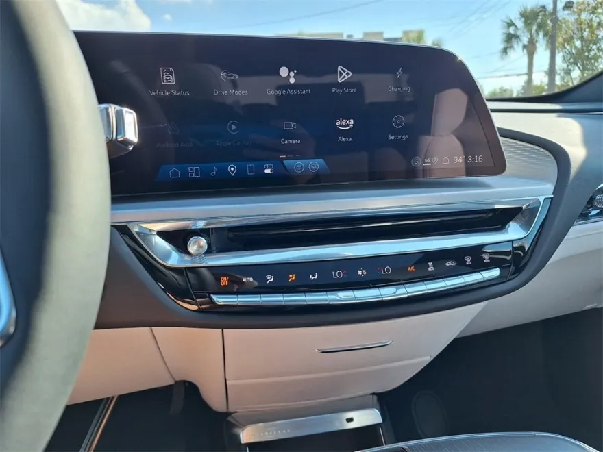 2025 Cadillac Lyriq Luxury photo 12