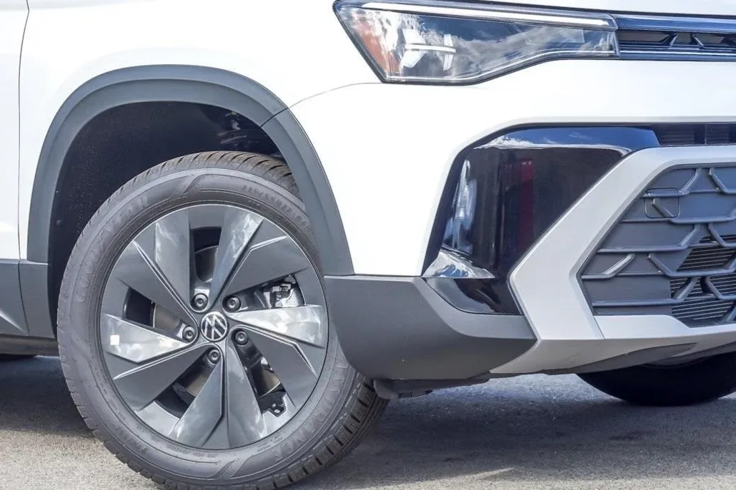 2025 Volkswagen Taos S photo 1
