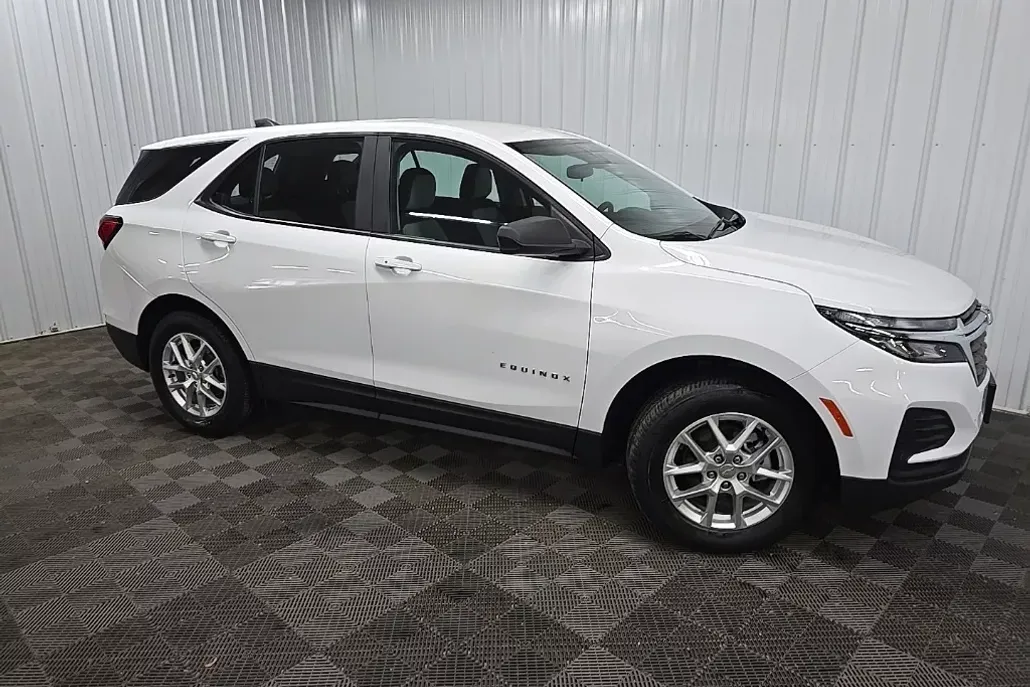 2022 Chevrolet Equinox LS photo 1