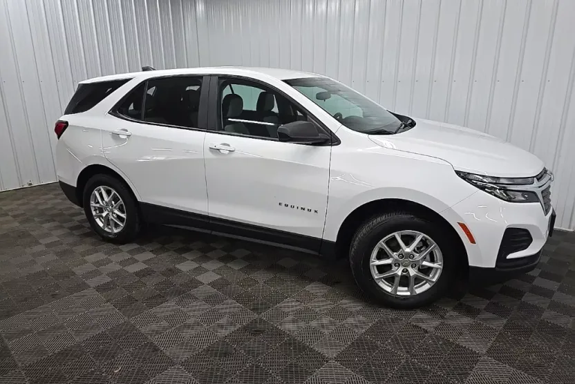 2022 Chevrolet Equinox LS photo 1