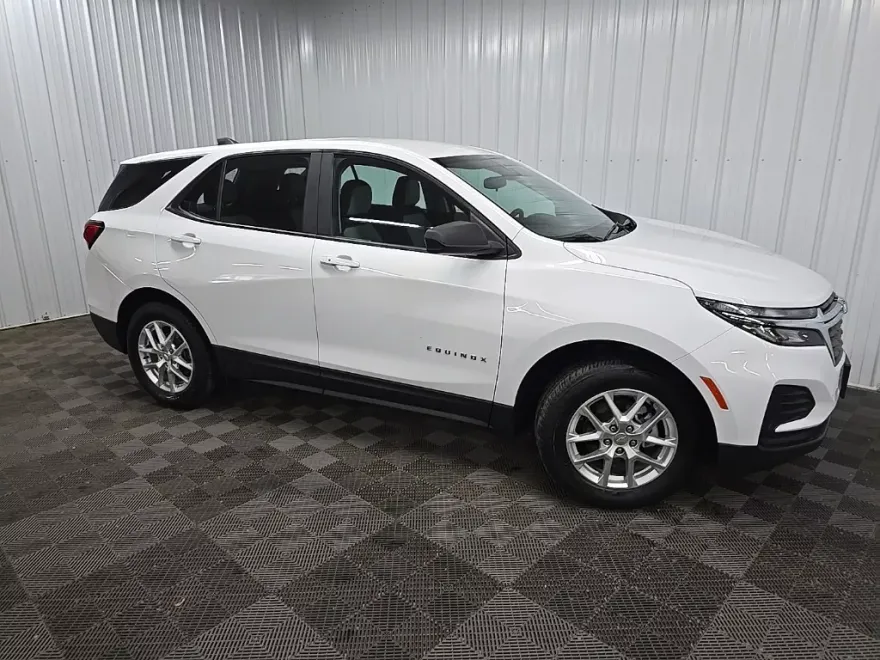 2022 Chevrolet Equinox LS photo 1