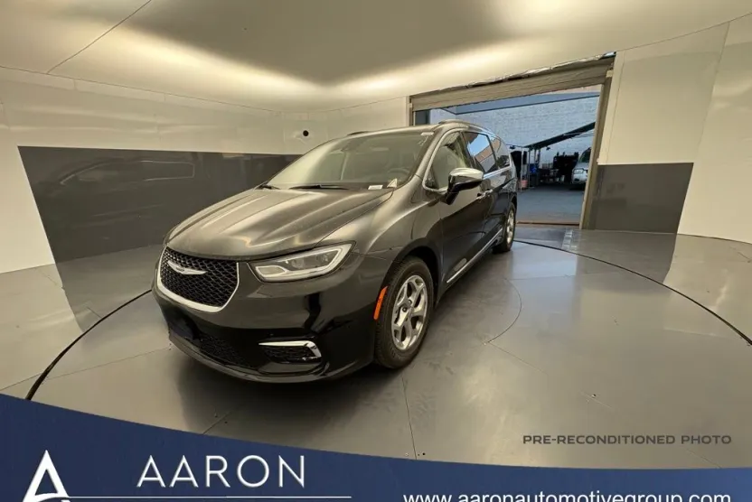 2023 Chrysler Pacifica Limited photo 1