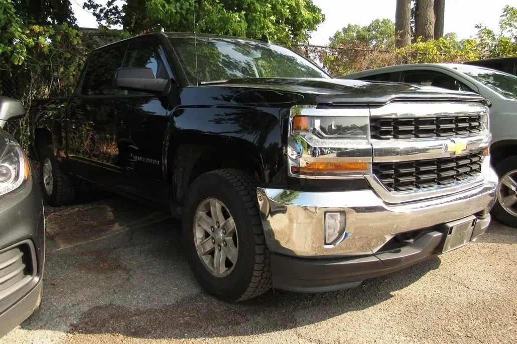 2017 Chevrolet Silverado 1500 LT photo 1