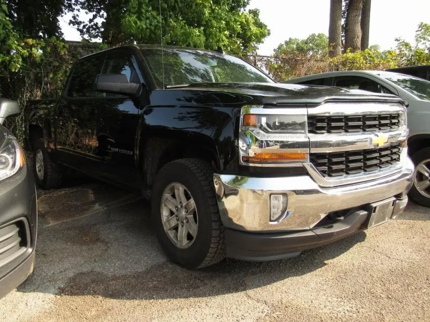 2017 Chevrolet Silverado 1500 LT photo 1