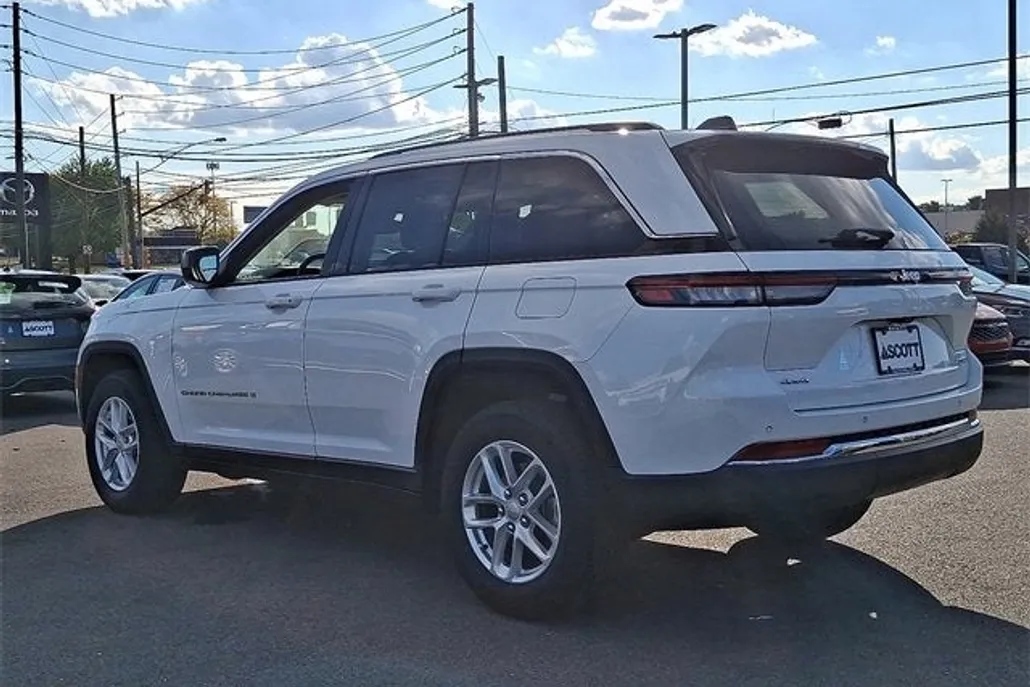 2023 Jeep Grand Cherokee Laredo photo 1