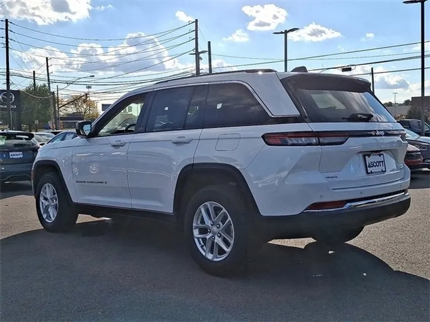 2023 Jeep Grand Cherokee Laredo photo 1