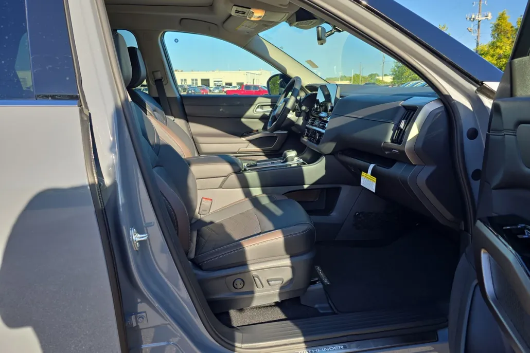 2025 Nissan Pathfinder Platinum photo 1