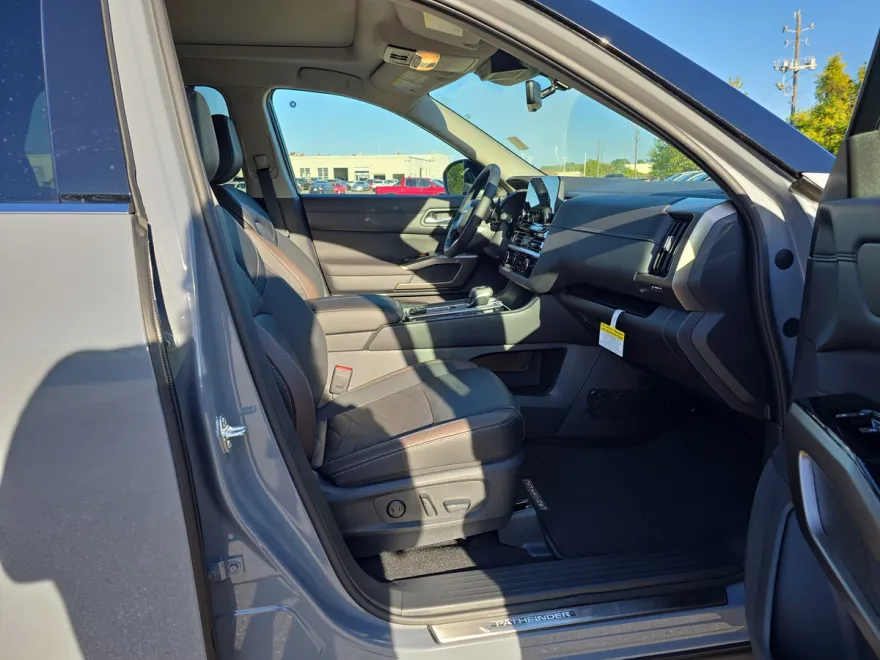 2025 Nissan Pathfinder Platinum photo 1