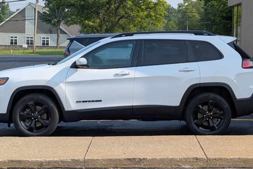 2019 Jeep Cherokee Altitude photo 1