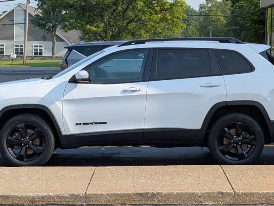 2019 Jeep Cherokee Altitude photo 1