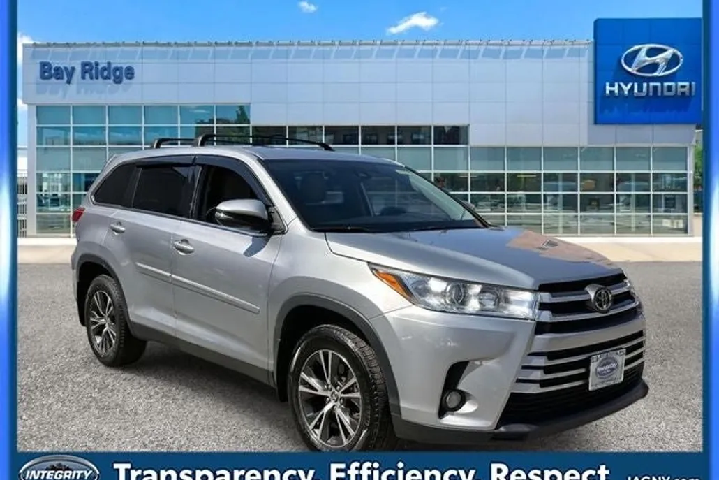 2019 Toyota Highlander LE Plus photo 1