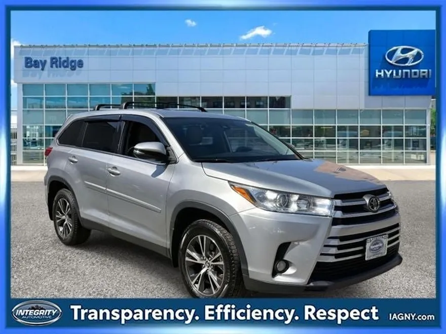 2019 Toyota Highlander LE Plus photo 1