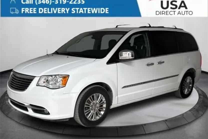2015 Chrysler Town & Country photo 1