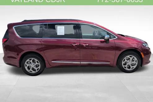 2023 Chrysler Pacifica Limited photo 3