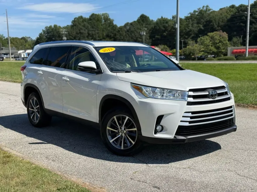 2019 Toyota Highlander XLE Sport photo 2