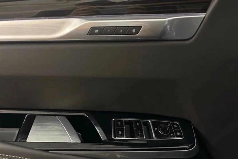 2025 Cadillac Escalade Luxury photo 1