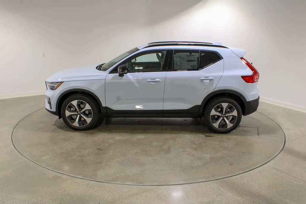 2026 Volvo XC40 Plus photo 1