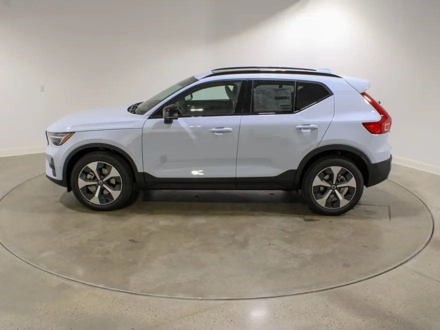 2026 Volvo XC40 Plus photo 1