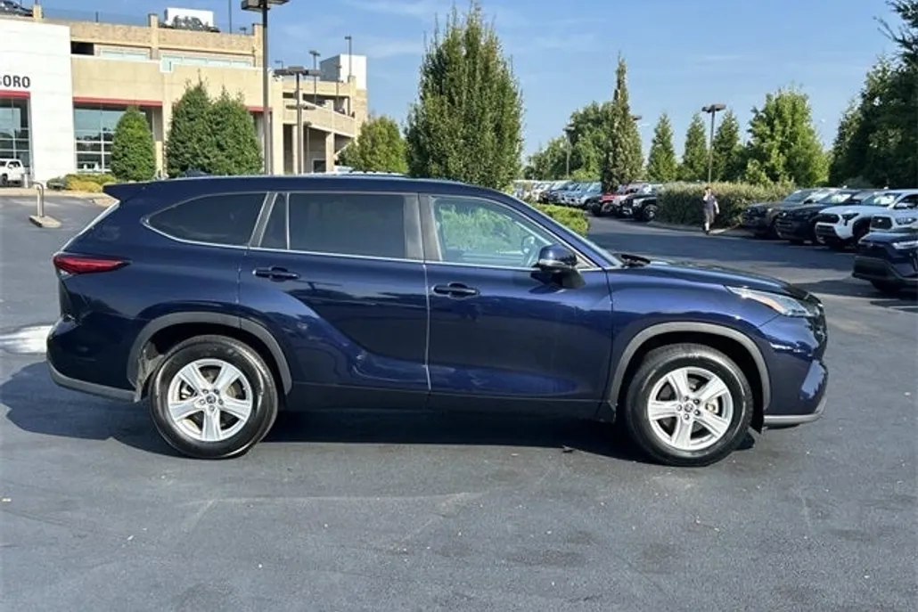 2023 Toyota Highlander LE photo 1