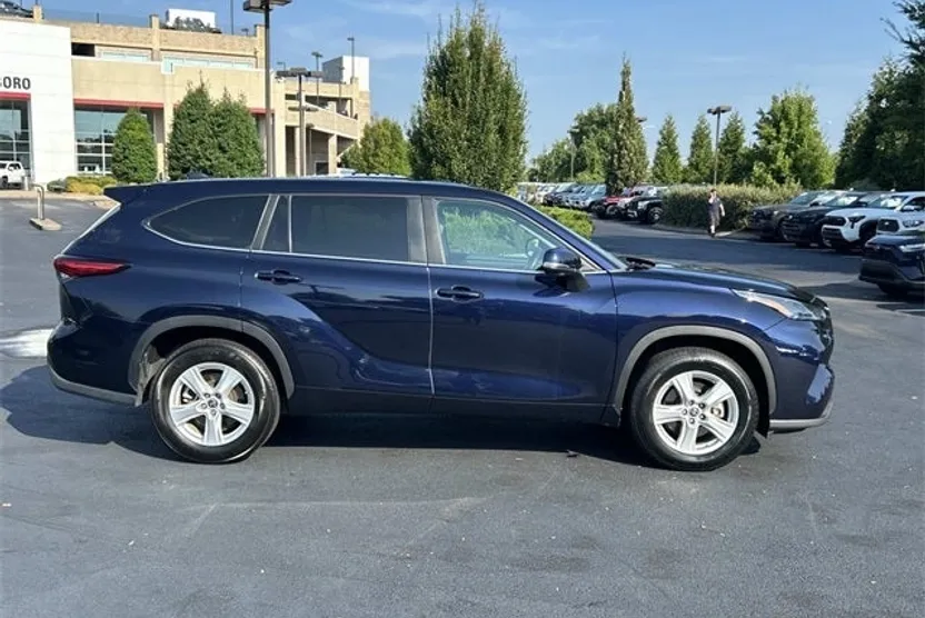 2023 Toyota Highlander LE photo 1