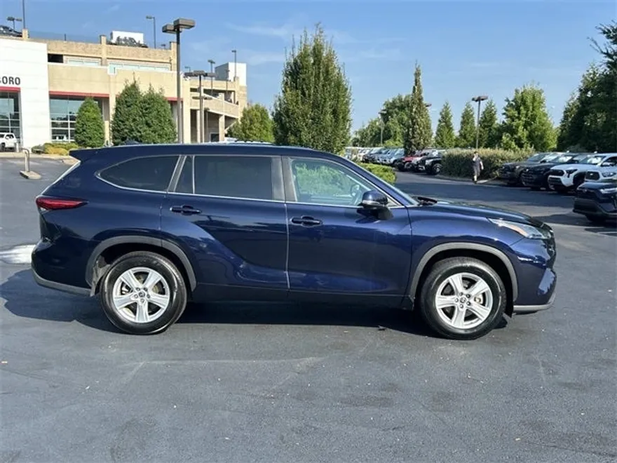 2023 Toyota Highlander LE photo 1